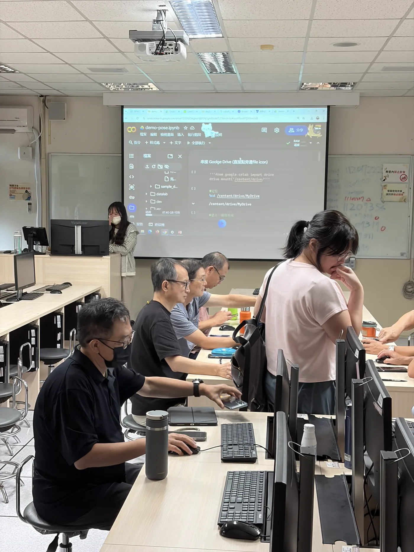 AI 課程上課實況 — 學員實作與討論