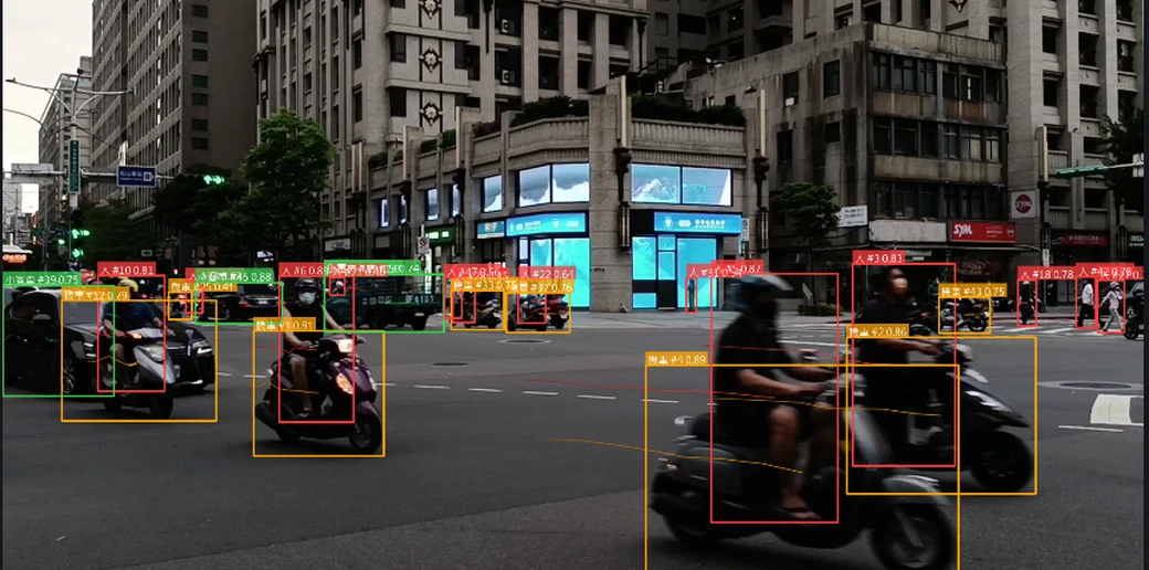 AeroSight 影像辨識系統實際輸出 — 台北街口即時偵測人、機車與小客車,每個目標標註類別與信心值