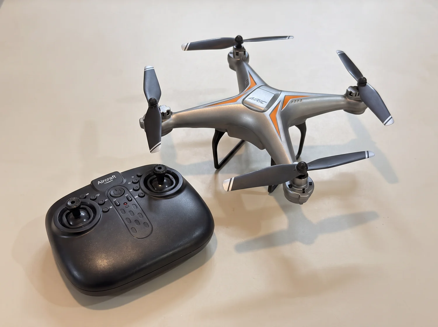 室內練習用無人機與遙控器