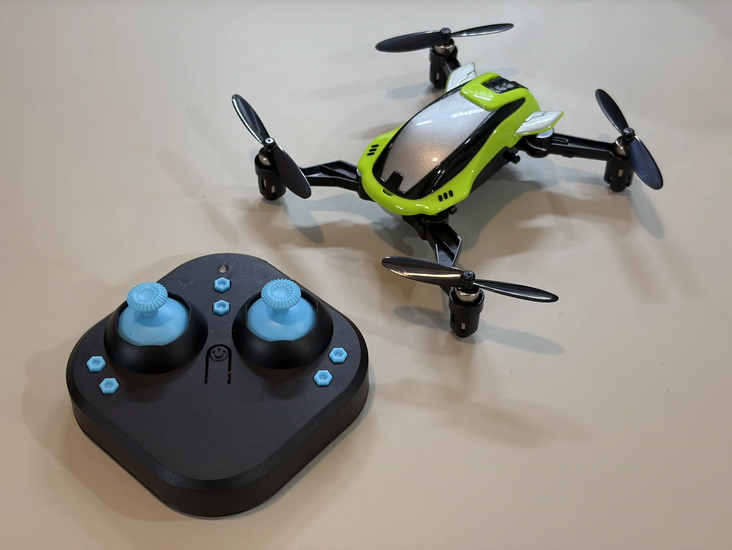 掌上型練習無人機與遙控器